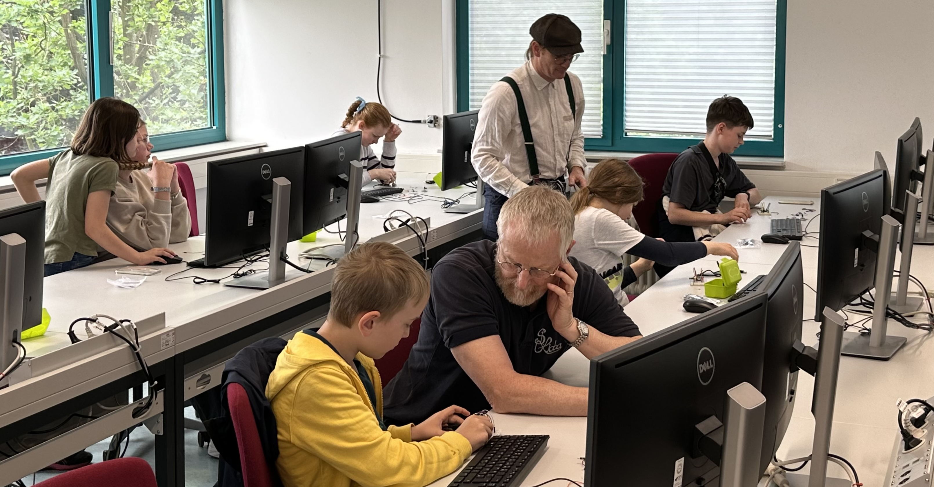 Laboringenieur Klaus Pechan coacht Schüler