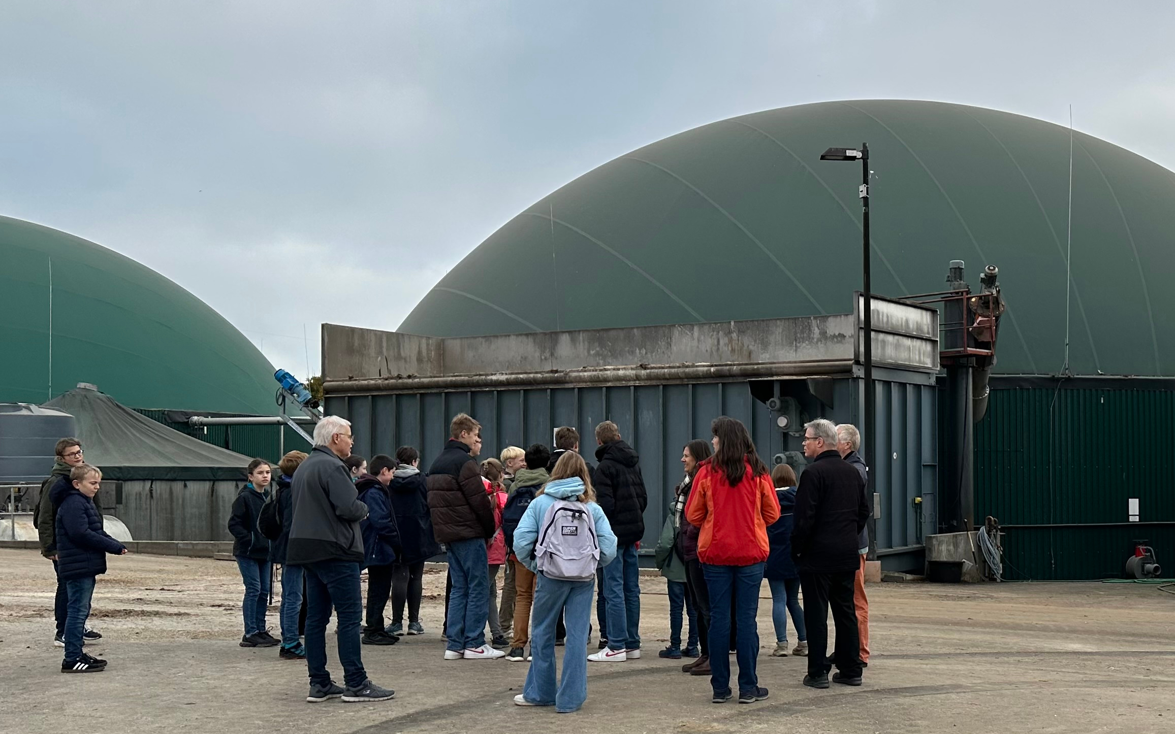 Die Lioba-Gruppe vor der Karbener Biogas-Anlage.