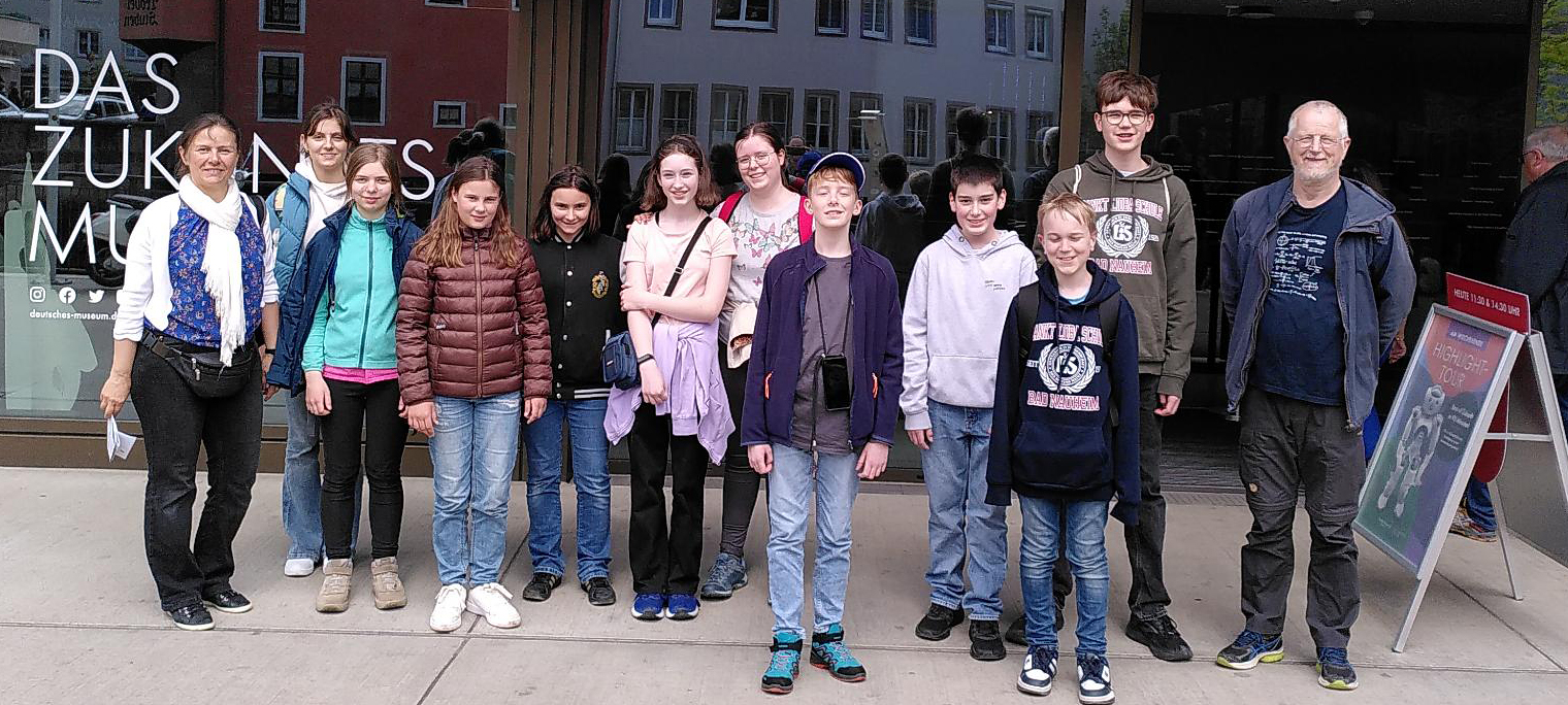 Begabungsförderung der Sankt Lioba Schule vor dem Zukunftsmuseum